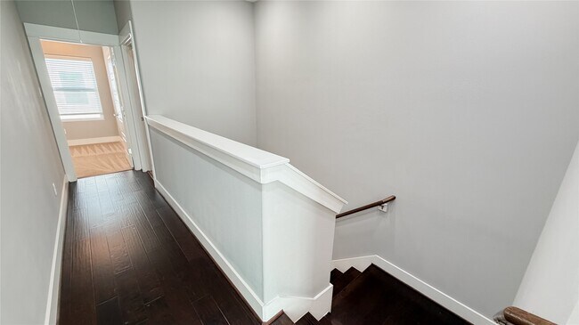 Building Photo - 605 Bayou St