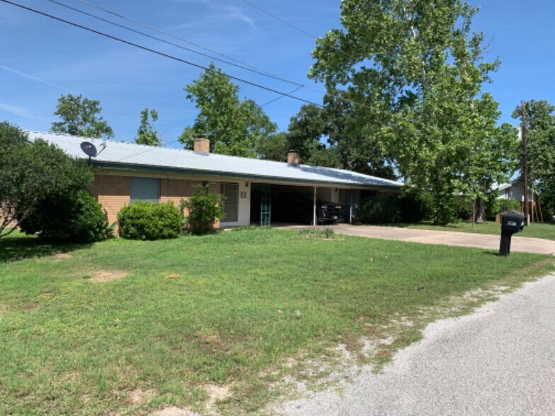 Primary Photo - 1710 Cedar Park