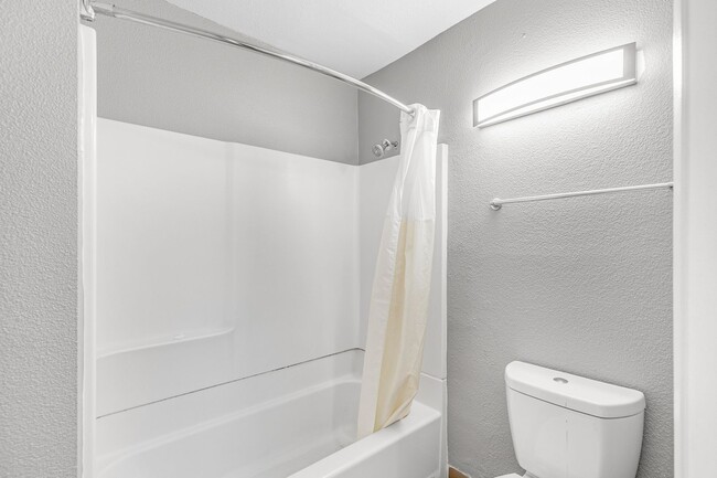 Building Photo - 750 Raintree Dr