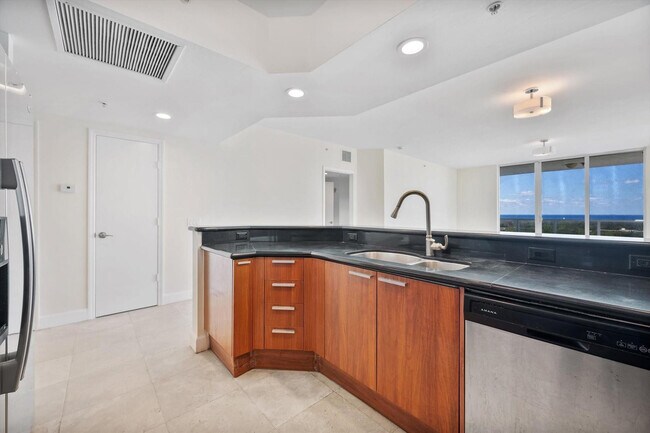 Building Photo - 15051 Royal Oaks Ln