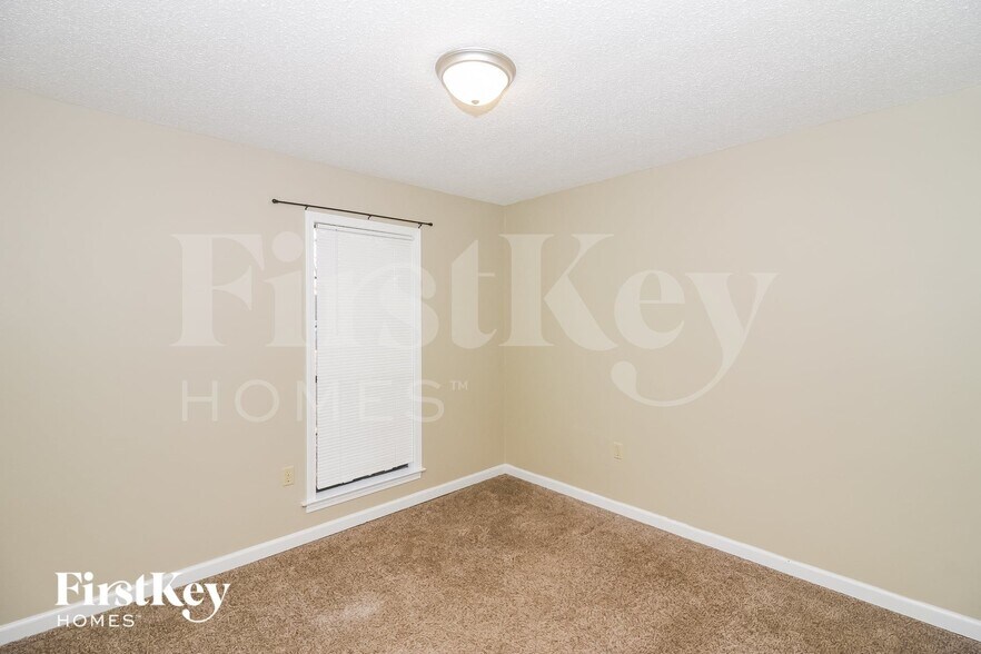 Building Photo - 3333 Summerhill Dr