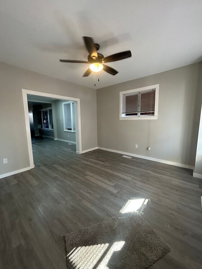 Building Photo - 320 Maclay St
