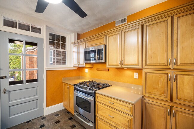 Building Photo - 821 Brandon Ave