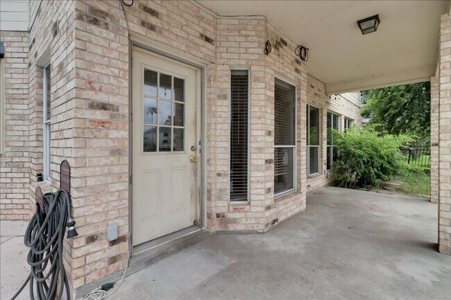Building Photo - 7426 Lake Travis Dr