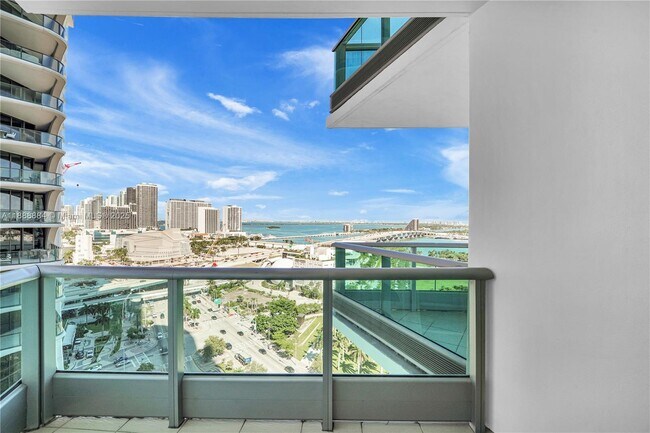 Building Photo - 900 Biscayne Blvd