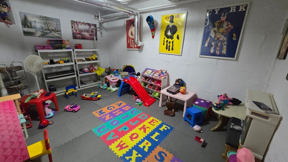 Playroom - 61-41 Saunders St