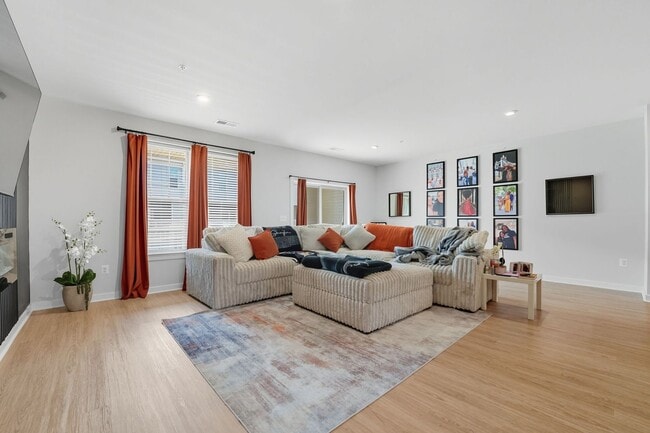 Building Photo - 709 Thomas Ln