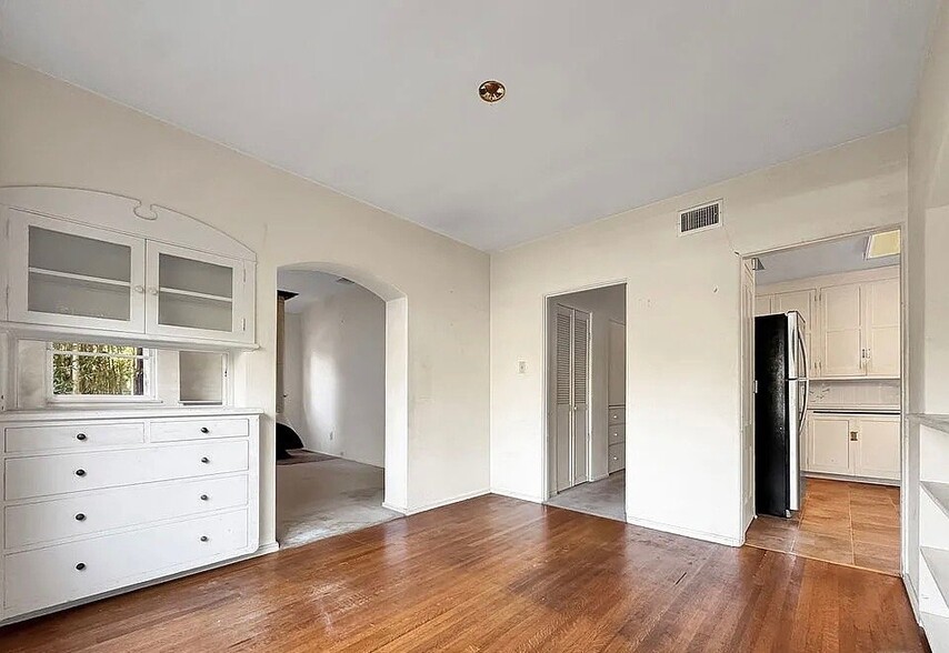 Building Photo - 844 25th St