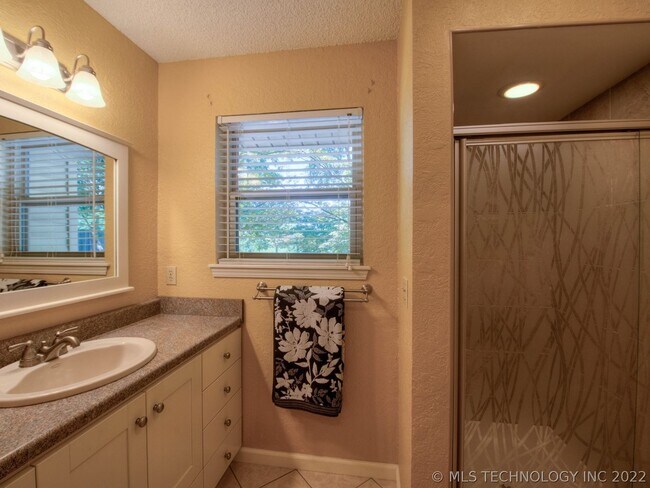 Building Photo - 3021 S Ash Ave