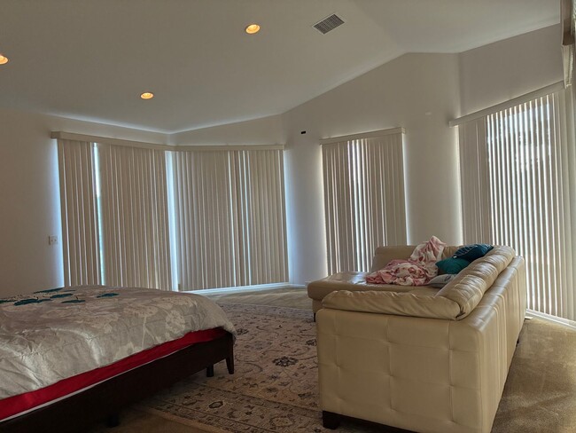 Building Photo - Spacious and Furnished 9 Bedroom House Nea...