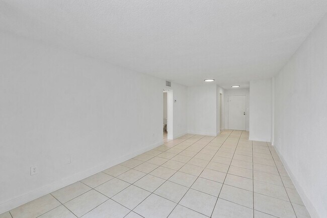 Building Photo - 1-Bedroom, 1.5-Bathroom Apartment in North Miami – Prime Location!