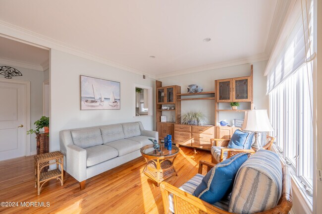 Building Photo - 409 6th Ave