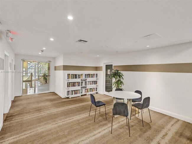 Building Photo - 10350 W Bay Harbor Dr