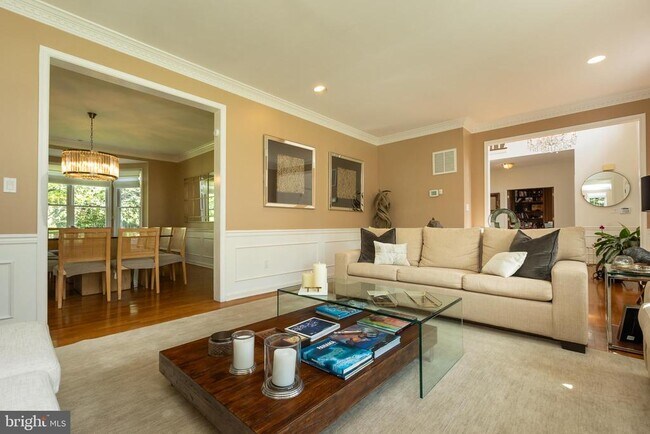 Building Photo - 8809 Saunders Ln