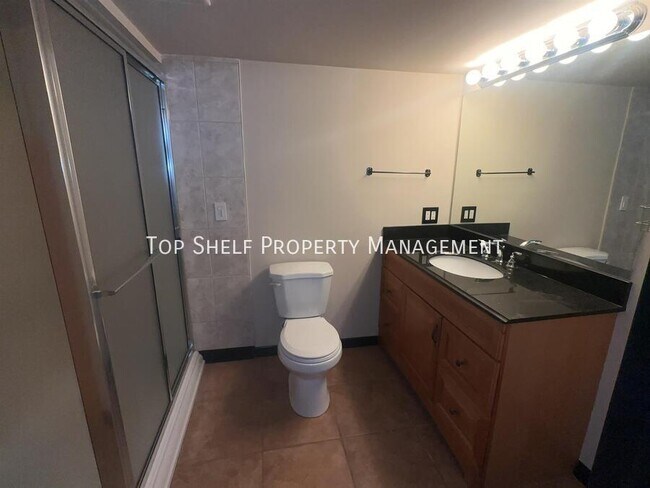 Building Photo - 4812 Lakeview Dr