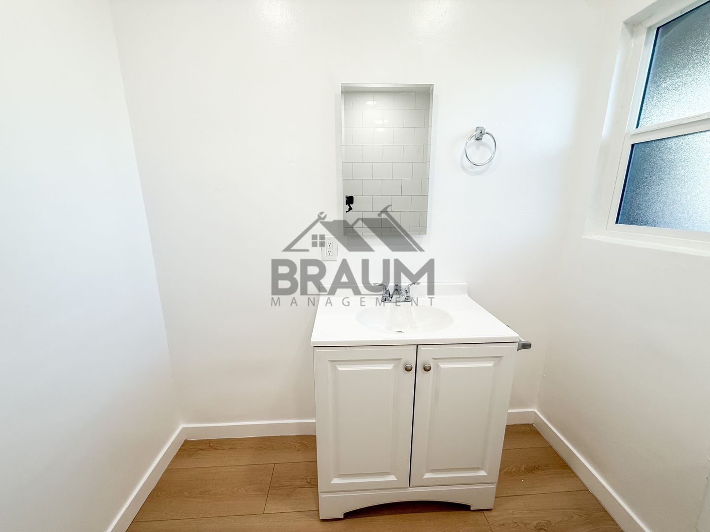 Building Photo - 13115 Oxnard St