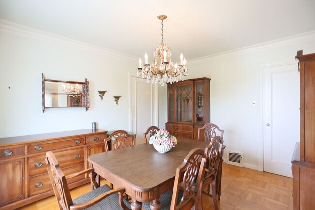 Building Photo - Two-story, 3BR/2.5BA Single family home including Lower-Level Suite with Bath & Kitchenette in Gl...