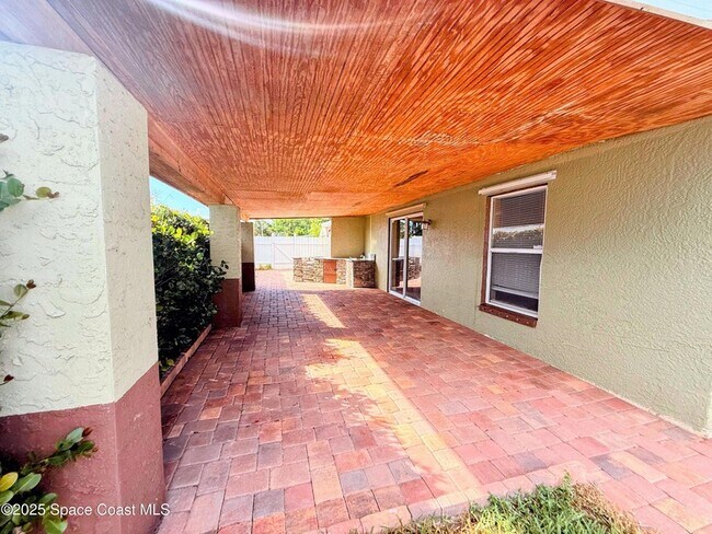 Building Photo - 2075 4th Ave SW