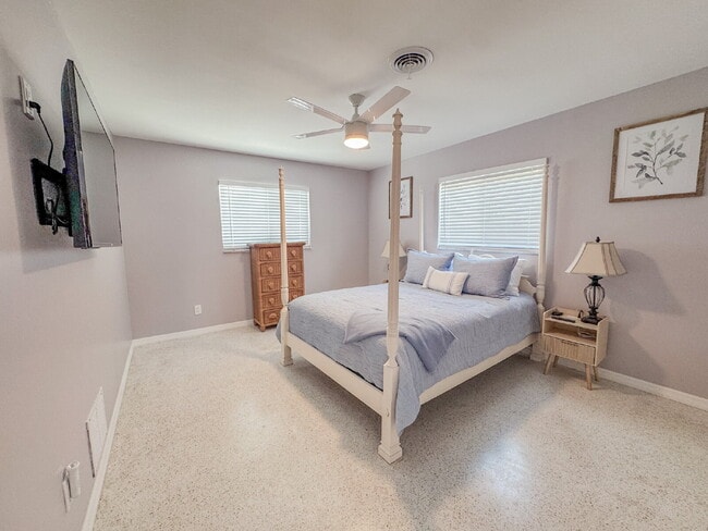 Building Photo - Beach Island Home! Manasota Key! Beach access across the street.