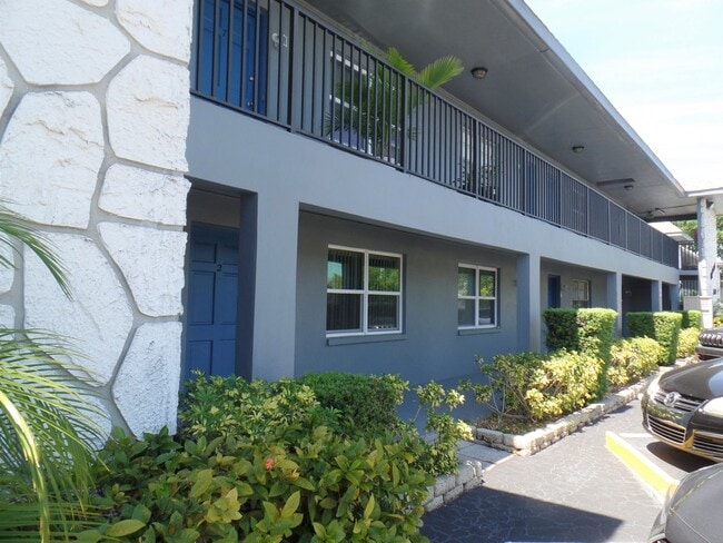 Building Photo - Spacious one-bedroom near Pinellas Trail and Azalea Rec area