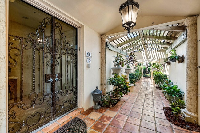 Building Photo - 13 Sloans Curve Dr