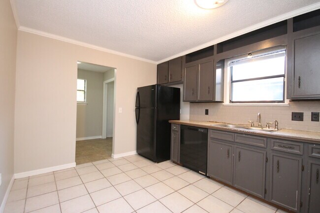Building Photo - 2BR/1BA North Pensacola Home Near UWF with Fireplace, No Carpet & Fully Fenced Backyard