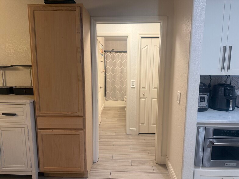 Entry to hallway to Rented Room - 5780 Osprey Rd