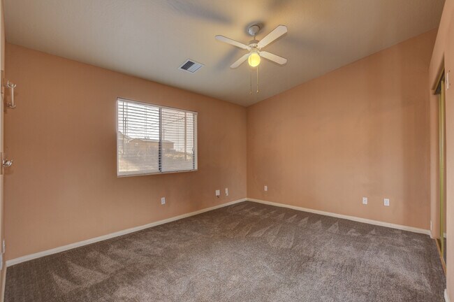 Building Photo - 3 Bedroom 3 Bath home in Diamond Valley!