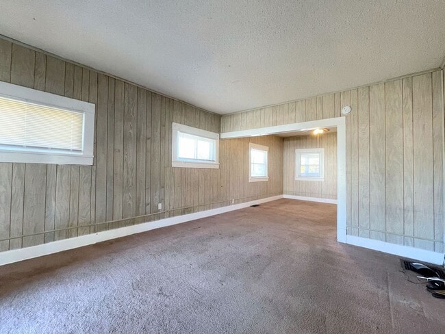 Building Photo - Large 3 Bedroom