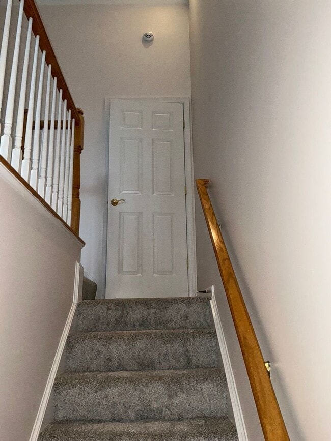 Building Photo - Beautiful 4BR 4.5BA 4 level townhome with 2 car attached garage located in the Fallsgrove Community