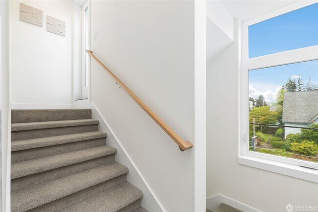 Building Photo - 2Bd/2Ba Seattle Townhouse