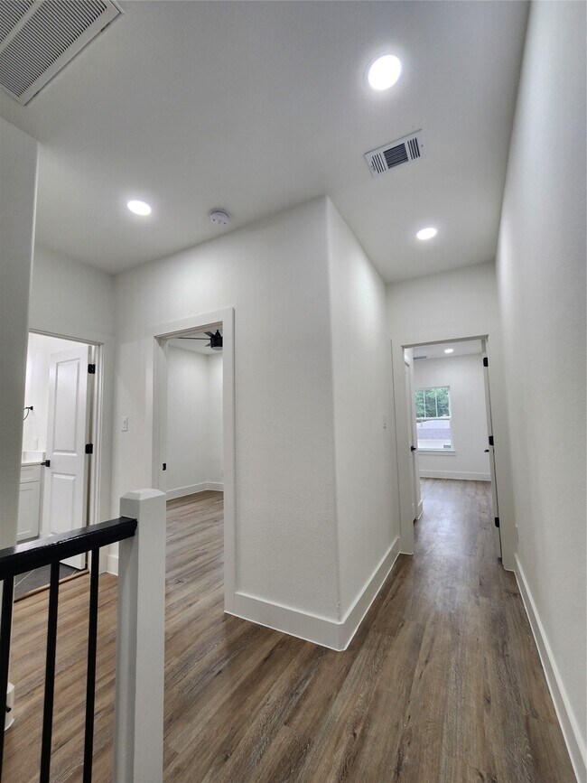 Building Photo - 650 Everett St