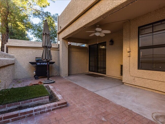 Building Photo - 3 Bedroom, 2.5 Bath