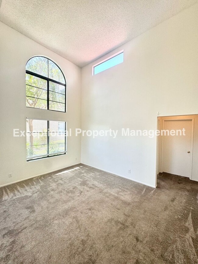 Building Photo - Ready to move in 2 bed 1 bath unit