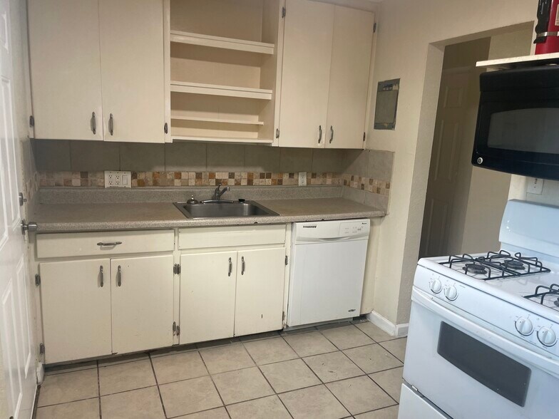 Building Photo - 1438 Clinton St