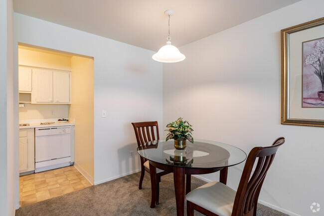 2BR, 1BA - 750SF - Hines Park