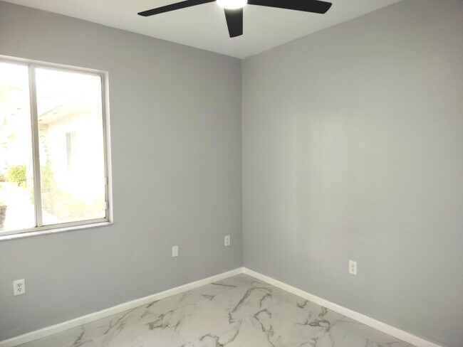 Building Photo - 826 Middleton Dr SW