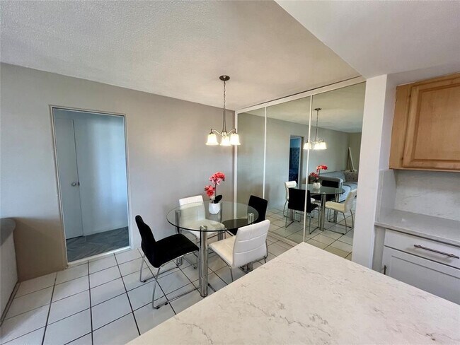 Building Photo - 2840 NE 33rd Ct