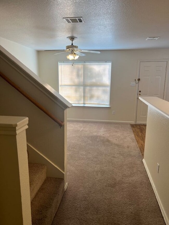 Building Photo - 913