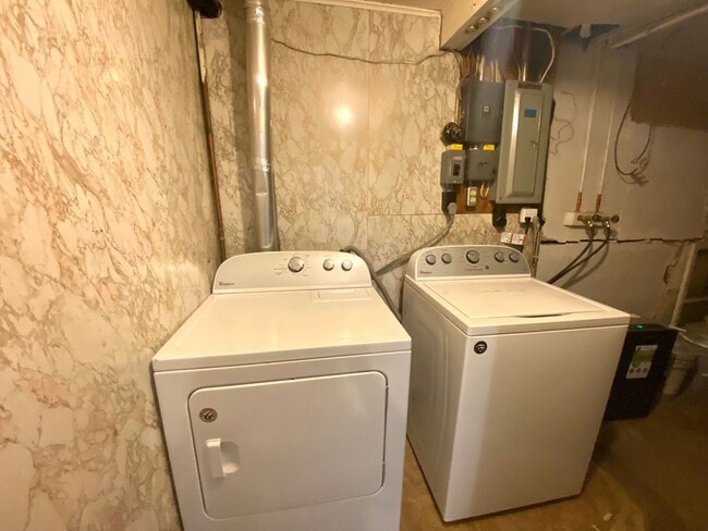 Building Photo - 4 Bed 2 Bath Home!