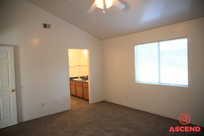 Building Photo - Spacious 3BD/2BA Home on a Large Lot in Bakersfield — Covered Patio, Garage & Pets Welcome!