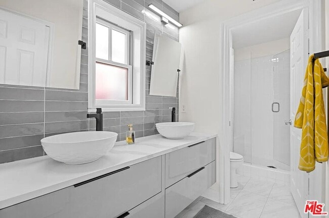 Building Photo - 2584 Bungalow Pl
