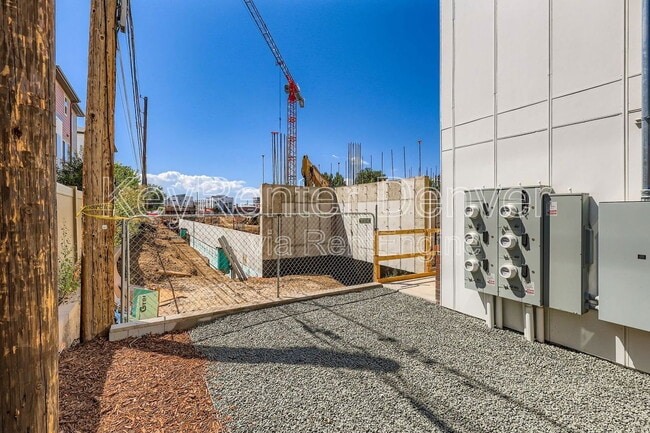 Building Photo - 4100 E Warren Ave