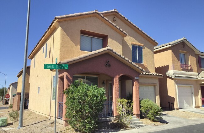 Building Photo - Spacious 4-Bedroom in Gated Copper Creek w...
