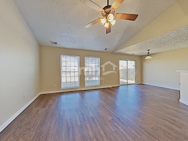Building Photo - 1002 Mallory Ln