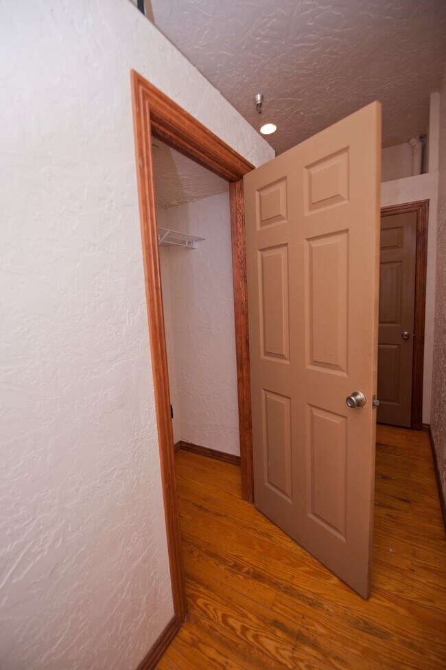 Building Photo - Market 105