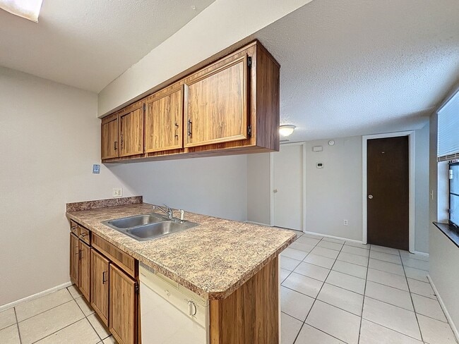 Building Photo - Carmel Oaks Townhome style Condo in Orlando