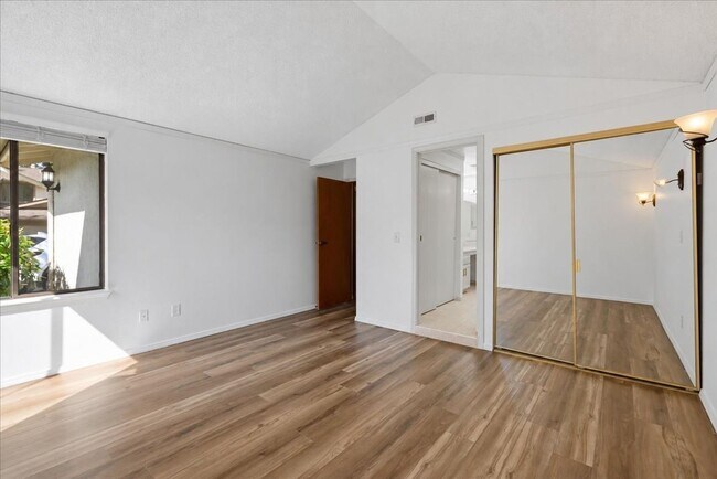 Building Photo - 16006 Village Green Dr