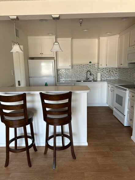 Countertop seating - 425 S Parkcrest