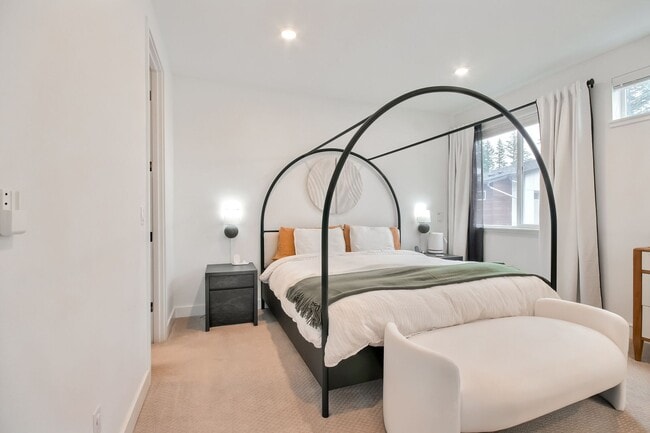 Building Photo - Stunning Modern Townhome in Sammamish!